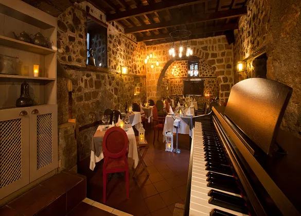 Alp Pasa Hotel Lounge Bar